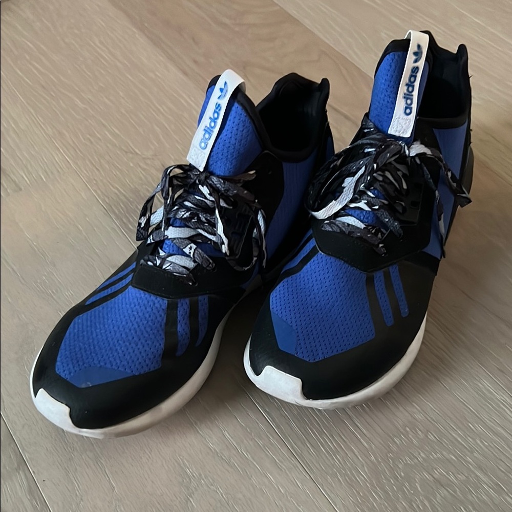 Adidas Blue and Black Athletic Shoes with Dynamic Design